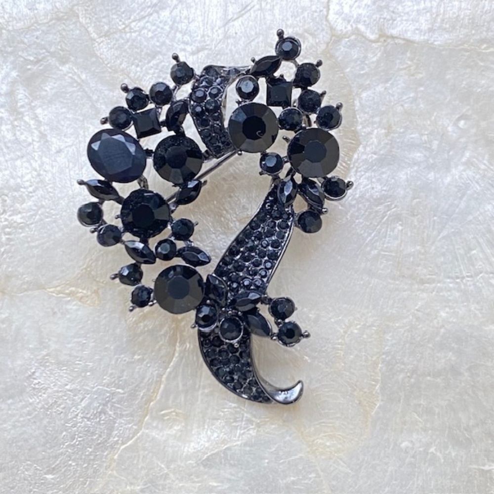 Women Black Faceted Austrian Crystal Flower Design Bezel Set Brooch Pendant
